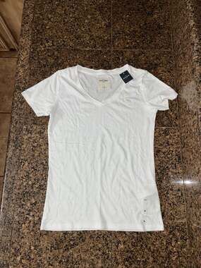 abercrombie kids White V-Neck Short Sleeve Logo T-Shirt Size Medium